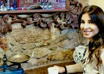 مقطوعة نثرية للكاتبة رولا فارس ضيا ( عاشقة مجنونة )