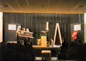 من عرض افتتاح مسرحية ” الشاطر ” للمخرج يوسف رقة عام 1999 على مسرح ” غوتيه ” الثقافي الألماني