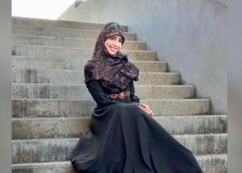 الشاعرة سارة الزين في مقطع من قصيدة ” سُلَّمُ صول الكبير “