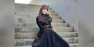 الشاعرة سارة الزين في مقطع من قصيدة ” سُلَّمُ صول الكبير “