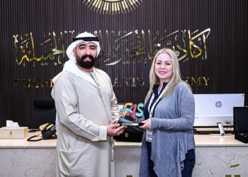 تكريم التشكيلية السورية مها البارودي في ملتقى الفنانين الثاني بالفجيرة.