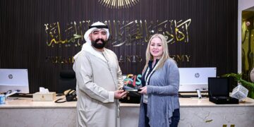 تكريم التشكيلية السورية مها البارودي في ملتقى الفنانين الثاني بالفجيرة.